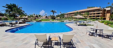 3 piscines a l'aire lliure i gandules