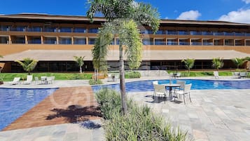 3 piscinas externas, espreguiçadeiras
