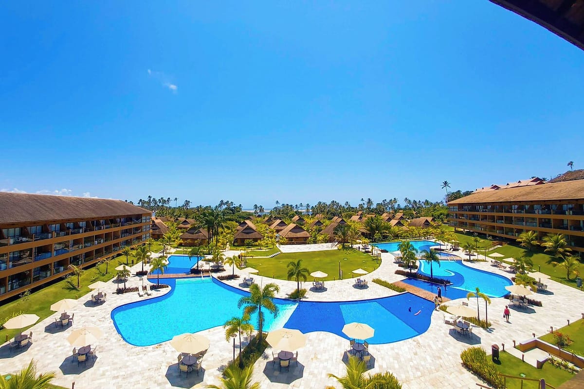 Apartamento família, vista para a piscina | Vista da sacada