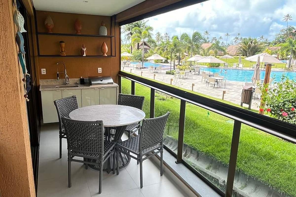 Apartamento família, vista para a piscina, no piso térreo | Varanda coberta