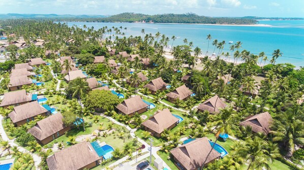 Trên bãi biển, cát trắng 