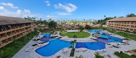 Studio | Uima-allas | 3 ulkouima-allasta, aurinkotuoleja