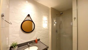 Family Apartment, Pool View | Bathroom | Shower, rainfall showerhead - Lindos apartamentos no Eco Resort (Tamandaré)