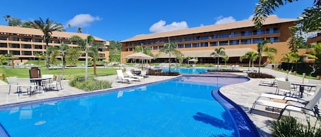 3 piscines extérieures, chaises longues