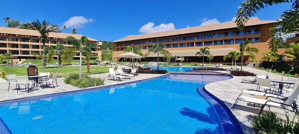 3 outdoor pools, sun loungers