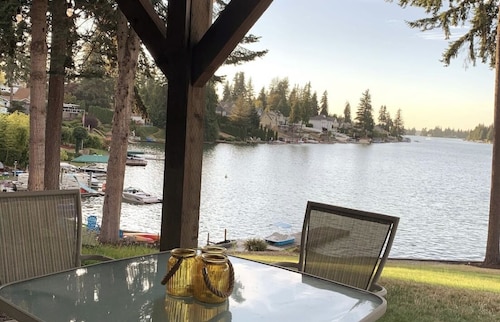 Lakefront Apartment on Beautiful Lake Tapps, Spectacular Views