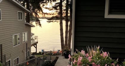 Waterfront - Apartment on Beautiful Lake Tapps! What a view!