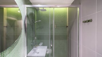 Loft | Bathroom | Shower, rainfall showerhead, hair dryer, towels