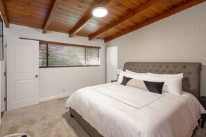 3 bedrooms, desk, travel crib, WiFi