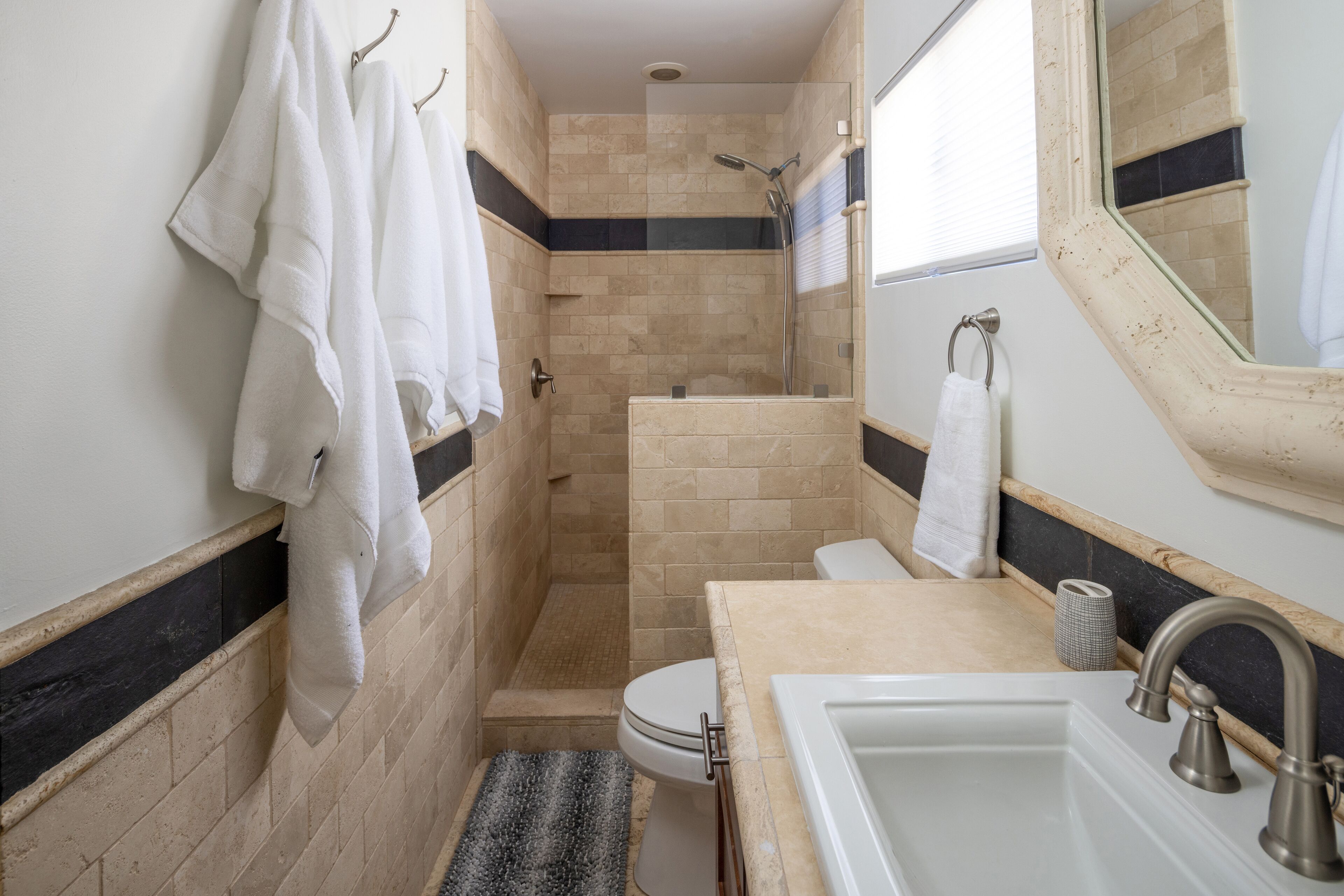 Badewanne, Haartrockner, Handtücher, Seife