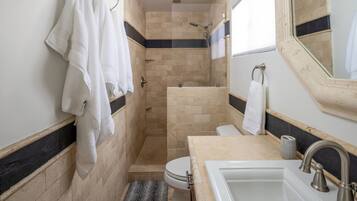 Badewanne, Haartrockner, HandtĂŒcher, Seife