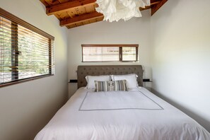 3 bedrooms, desk, travel crib, WiFi