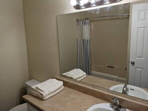 Combinazione doccia/vasca, asciugamani, shampoo, carta igienica