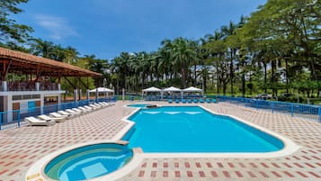 Hồ bơi ngoài trời