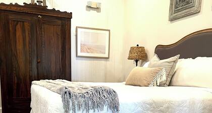 Mockingbird Inn- Azalea Suite