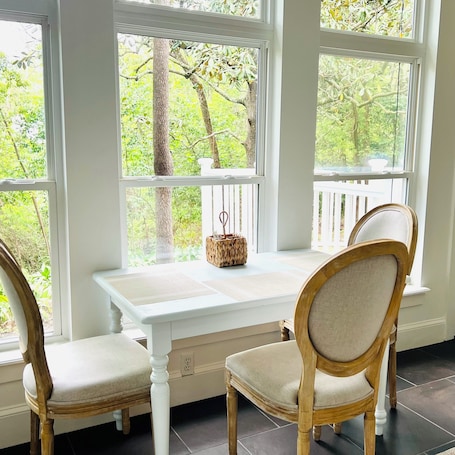 Dining. Magnolia Suite at The Mockingbird inn Boutique Hotel