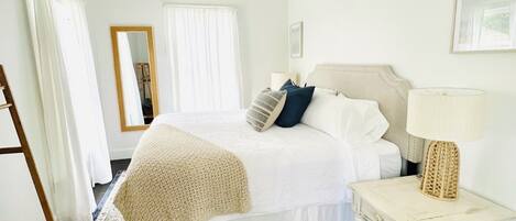 1 chambre, bureau, fer et planche à repasser, draps fournis