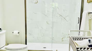 Een douche, een haardroger, handdoeken