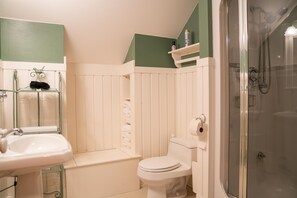 Regadera, secadora de cabello, toallas, papel de baño