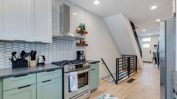 Een koelkast, een magnetron, een oven, een kookplaat