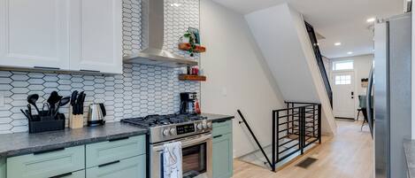 Kühlschrank, Mikrowelle, Ofen, Herdplatte