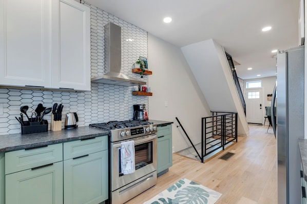 Kylskåp, mikrovågsugn, ugn och spishäll