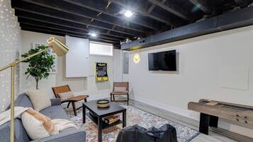 Een smart-tv, videogames, boeken en een kantoor