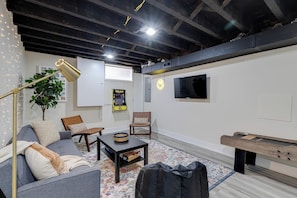 Smart-tv, tv-spel, böcker och kontor