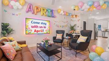 Téléviseur connecté, jeux vidéo, livres, bureau