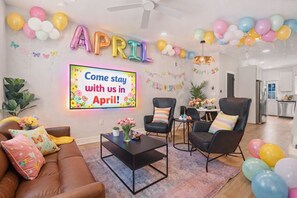 Smart-tv, tv-spel, böcker och kontor