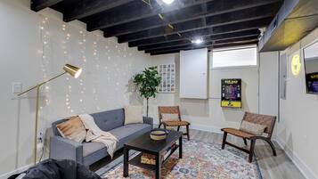 Een smart-tv, videogames, boeken en een kantoor