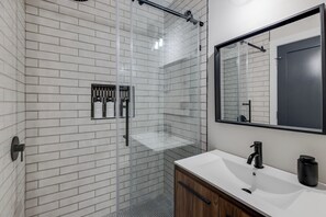 Baignoire, articles de toilette écologiques, sèche-cheveux