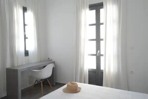 2 quartos, cofres nos quartos, escrivaninha, quartos à prova de som