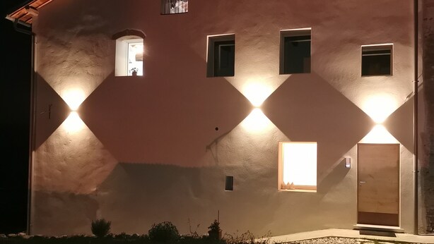 Un bâtiment à deux étages, doté d’un toit en pente, de nombreuses fenêtres et d’une porte.