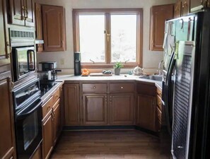 Réfrigérateur, four à micro-ondes, un four, surface de cuisson