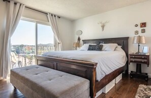 4 slaapkamers, een bureau, een strijkplank/strijkijzer, reisbedje