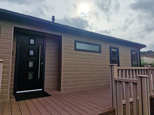 Luxury Lodge - Sleeps 4, hot tub & Parking