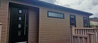 Luxury Lodge - Sleeps 4, hot tub & Parking