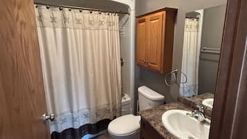 Executive Suite | Bathroom | Combined shower/tub