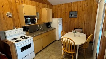 Cabaña clásica, 2 habitaciones, vista a la playa, frente al mar | Cocina privada | Refrigerador con congelador, microondas, horno y parrilla de estufa