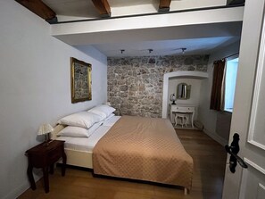 2 quartos, escrivaninha, ferros/tábuas de passar roupa