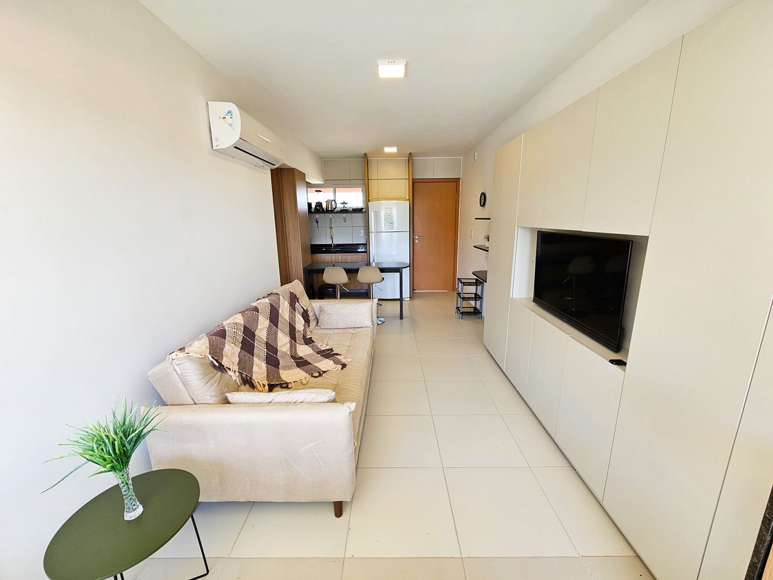 Leilighet – classic | Oppholdsområde | En 40-tommers TV med Parabol-TV