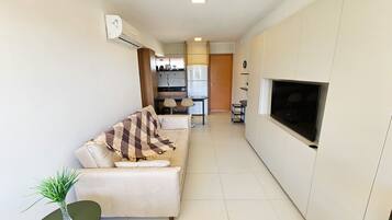 Leilighet – classic | Oppholdsområde | En 40-tommers TV med Parabol-TV