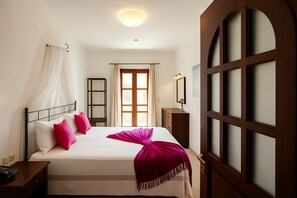 2 Schlafzimmer, Zimmersafe, Schreibtisch, Bügeleisen/Bügelbrett