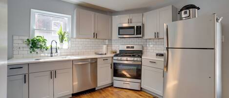 Fridge, microwave, stovetop, dishwasher