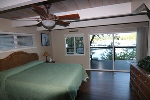 16 chambres, bureau, fer et planche à repasser, lit parapluie