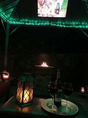 Outdoor dining - House in Medical Center, Backyard Oasis, close to everything! (San Antonio)