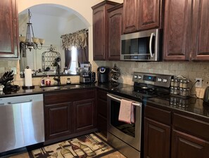 冰箱、微波炉、烤箱、炉灶