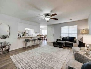 Living area - Clean and Comfortable 3 bed 2 bath in Conway (Conway)