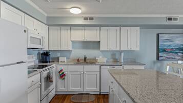 冰箱、微波炉、烤箱、炉灶